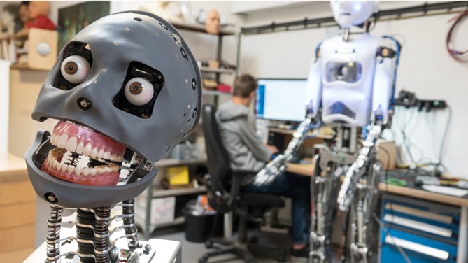 Vom Zweifel zur Gewissheit: Ein Roboter schlüpft in die Rolle des Schöpfers