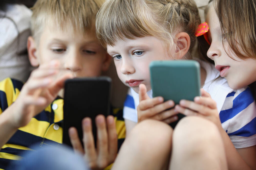 60 % der Kinder nutzen Smartphones, bevor sie lesen lernen