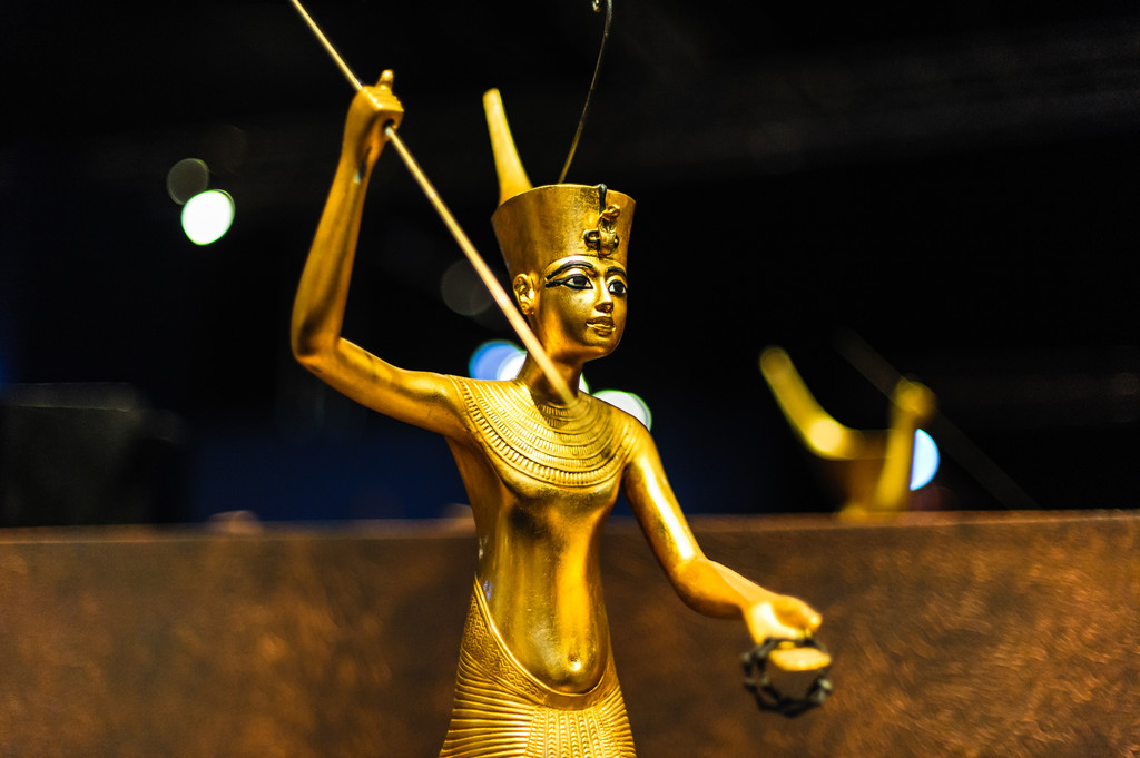 Goldene Statuette des Tutanchamun auf der Nilpferdjagd