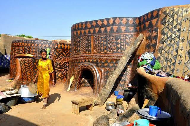 Klimakrise bedroht bemalte Lehmhäuser in Burkina Faso: Bewohner warnen vor dem Verlust eines Welterbes