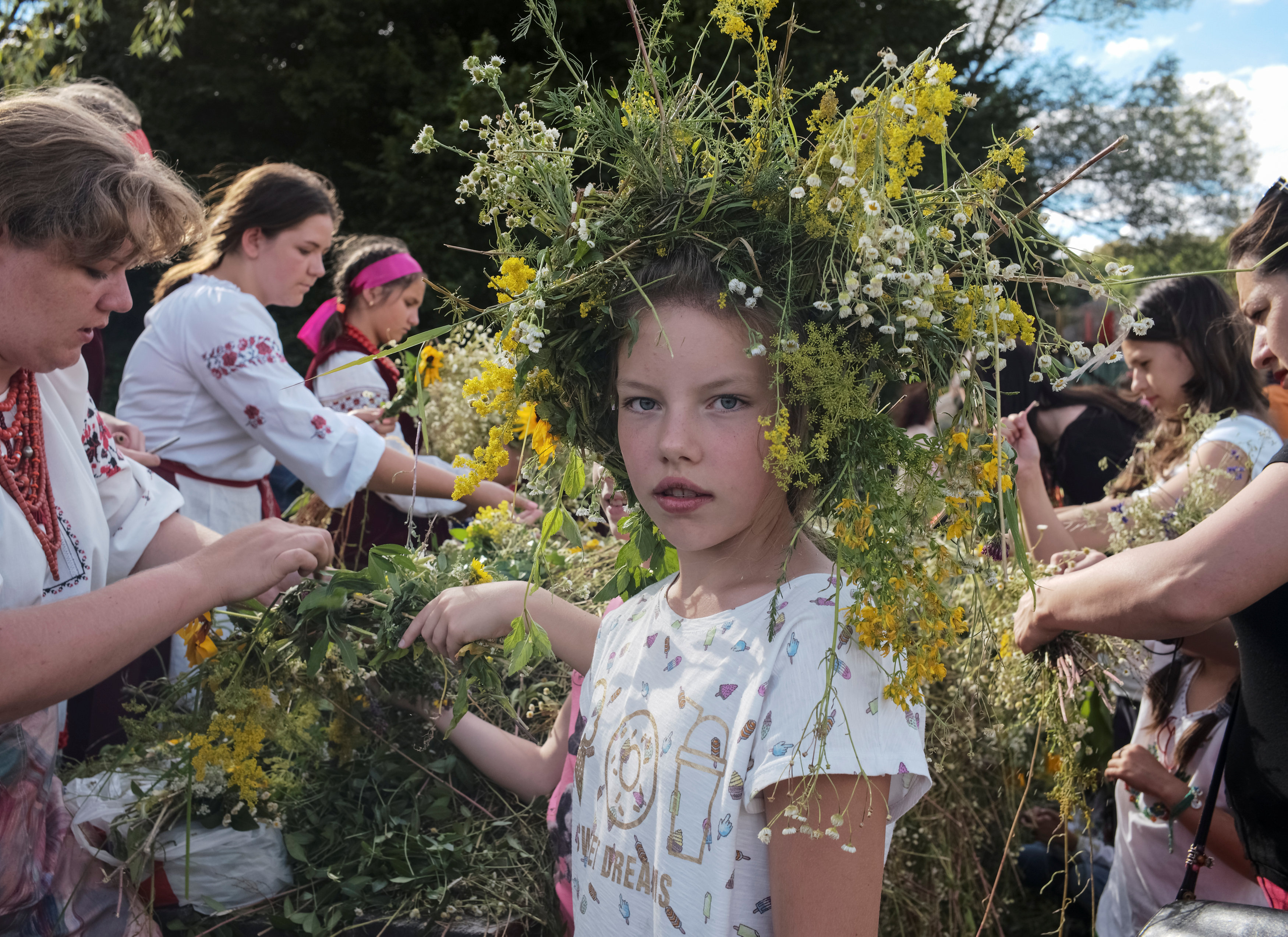 Blumenkränze zum Ivana-Kupala-Fest in Kyjiw
