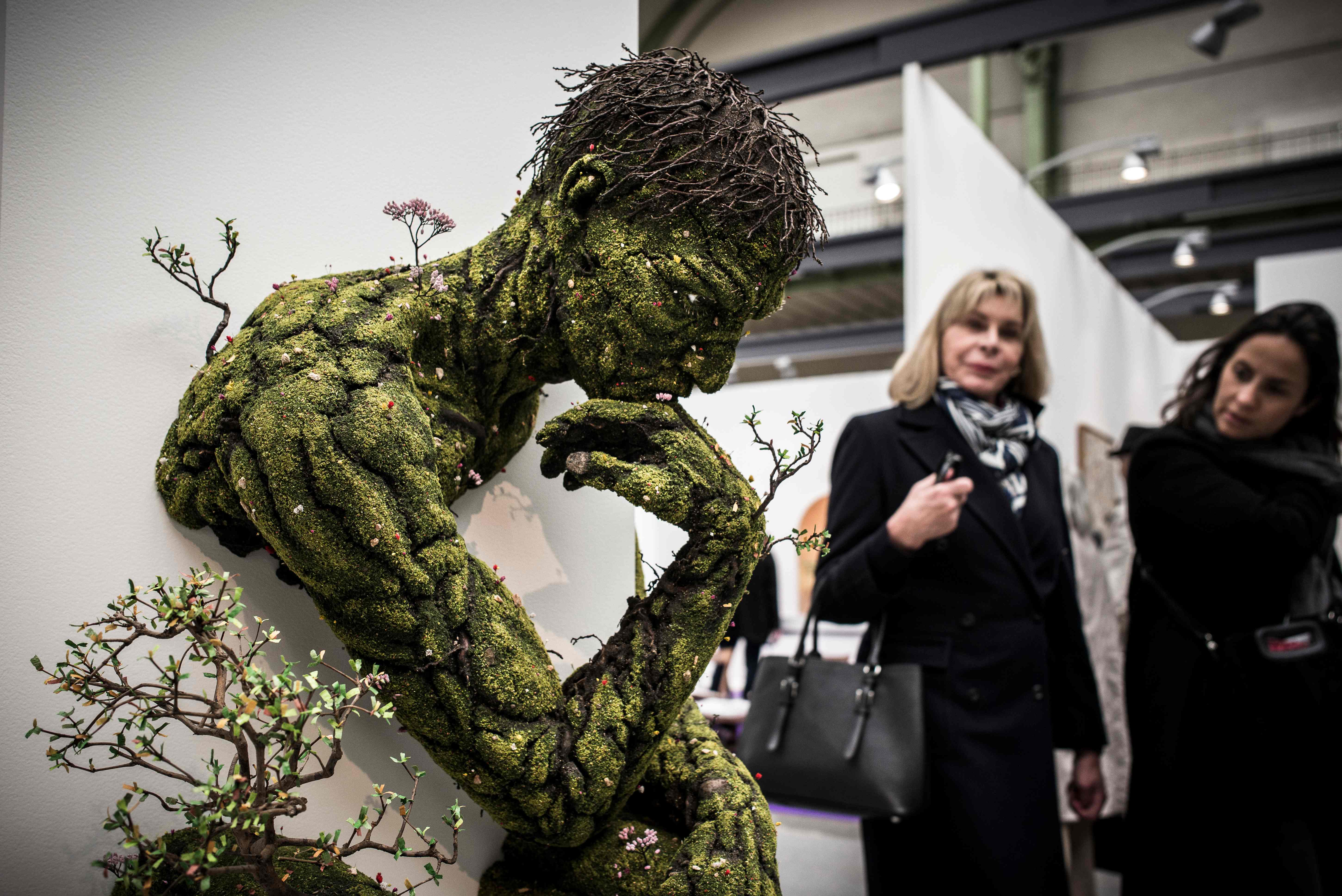 Kunstbetrachtung auf der Paris Art Fair